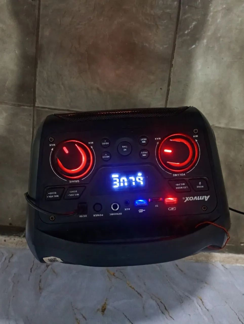 Caixa de som amvox semi nova 