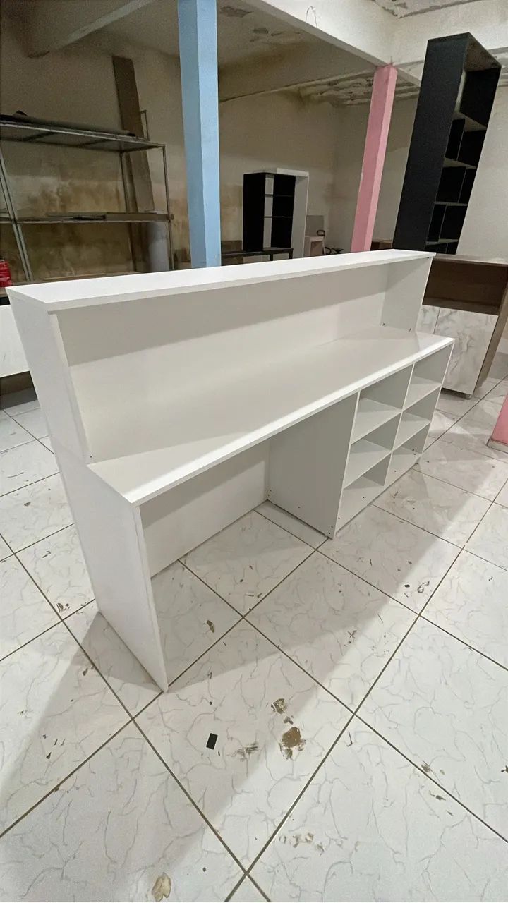 Balcão recepção reto com prateleira  - Foto 3