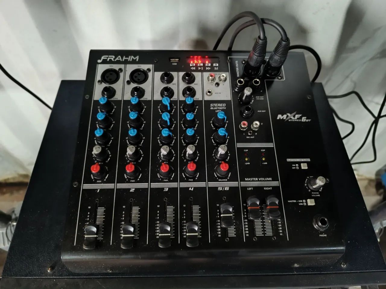 Som profissional completo , 2 CX , 2 tripes , 1 módulo, 1'mesa , 1 microfone 