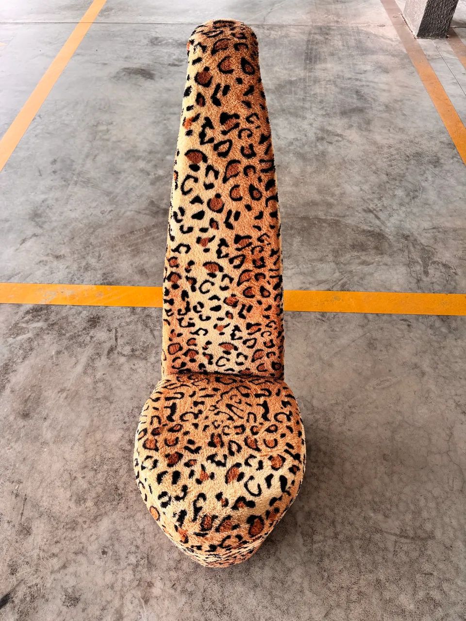 Puff modelo tamanco com estrutura de madeira coberto com carpete  - Foto 4