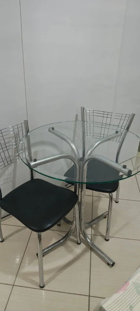Mesa Redonda em Vidro + 2 Cadeiras - Cromada
