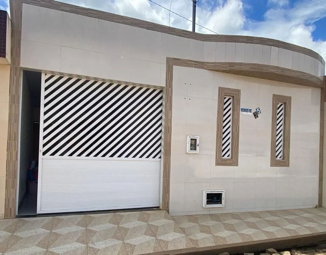 Casa em pinhão se, com garagem espaçosa, forrada e com reservatório de agua