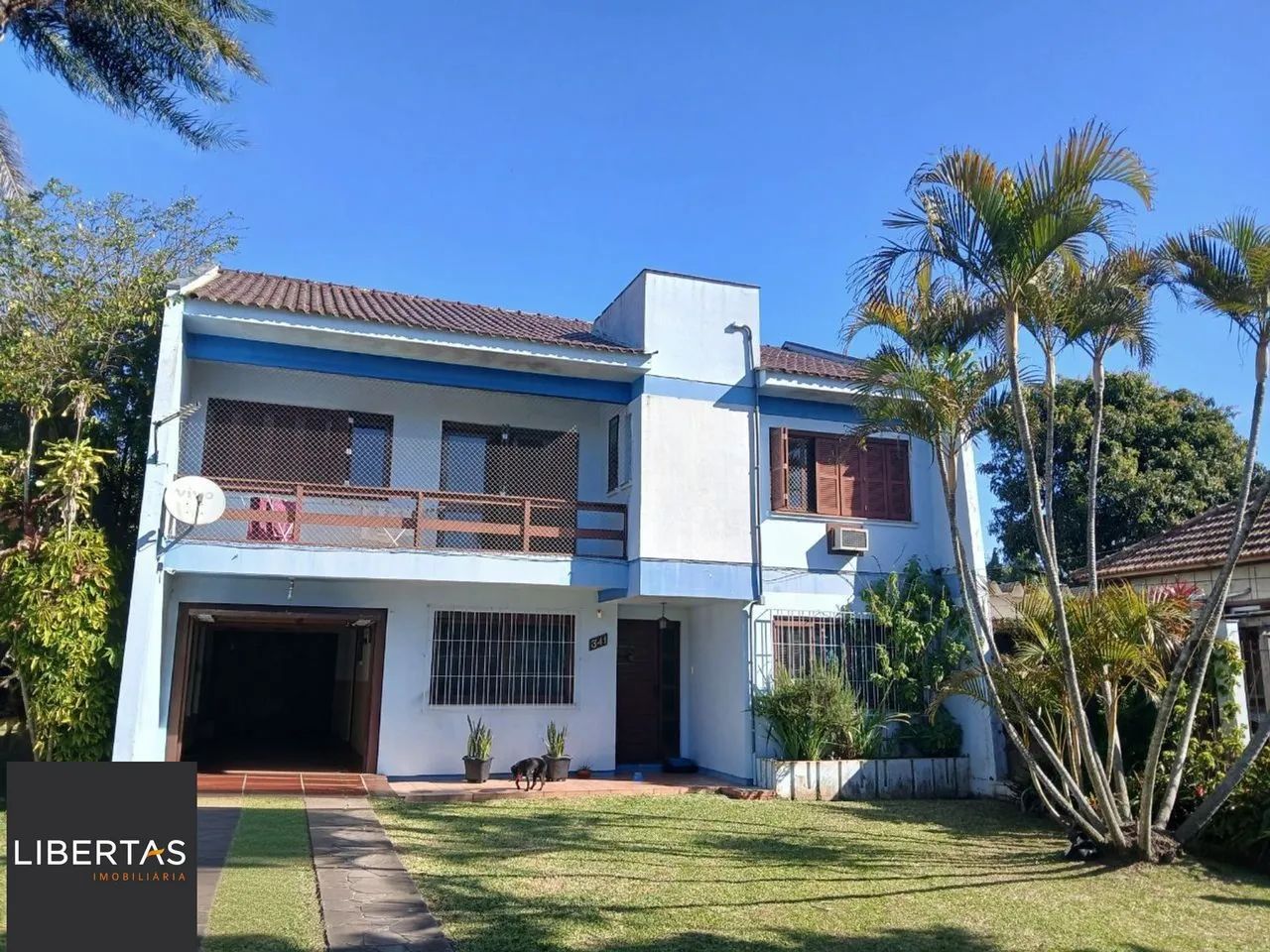 Casa com 3 dormitótrios, piscina e 2 vagas de garagem em Canoas.