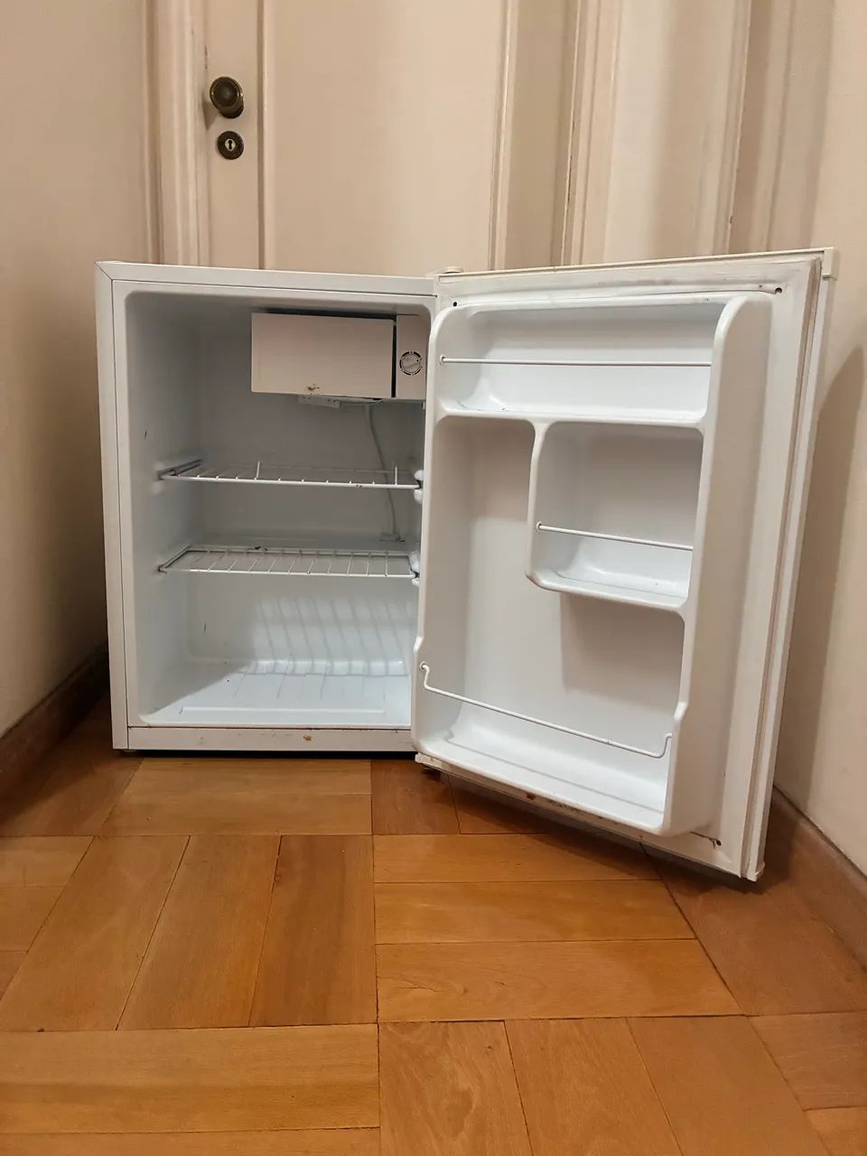 Frigobar funcionando perfeitamente - 68 litros
