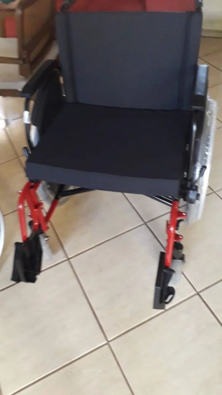 Cadeira de Rodas ULX Ortobras 56cm Usada