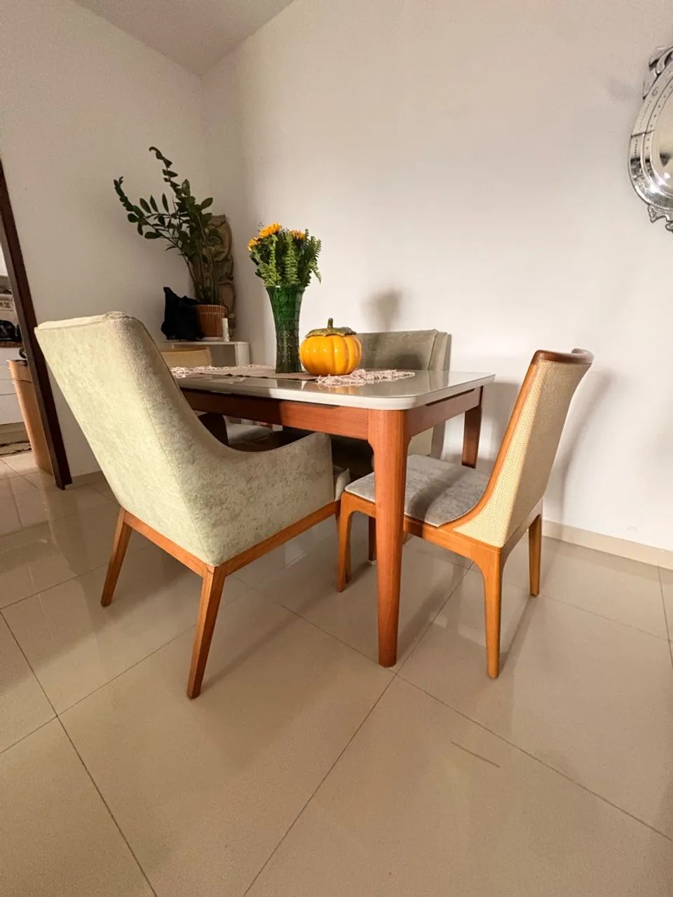 Mesa de Madeira Maciça com 4 cadeiras