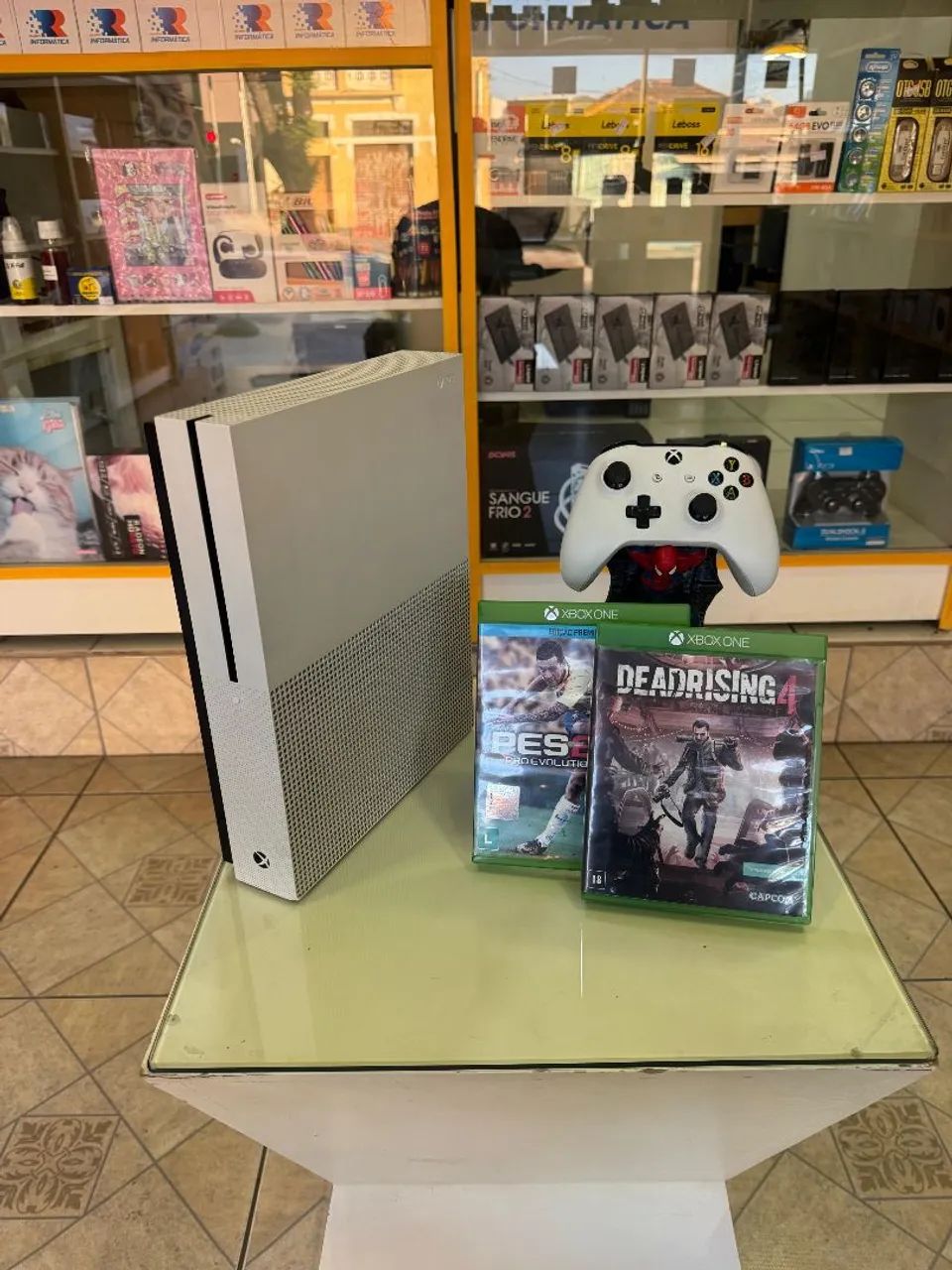 Xbox one S . Com 1 controle e 2 jogos em otimo estado.  - Foto 4