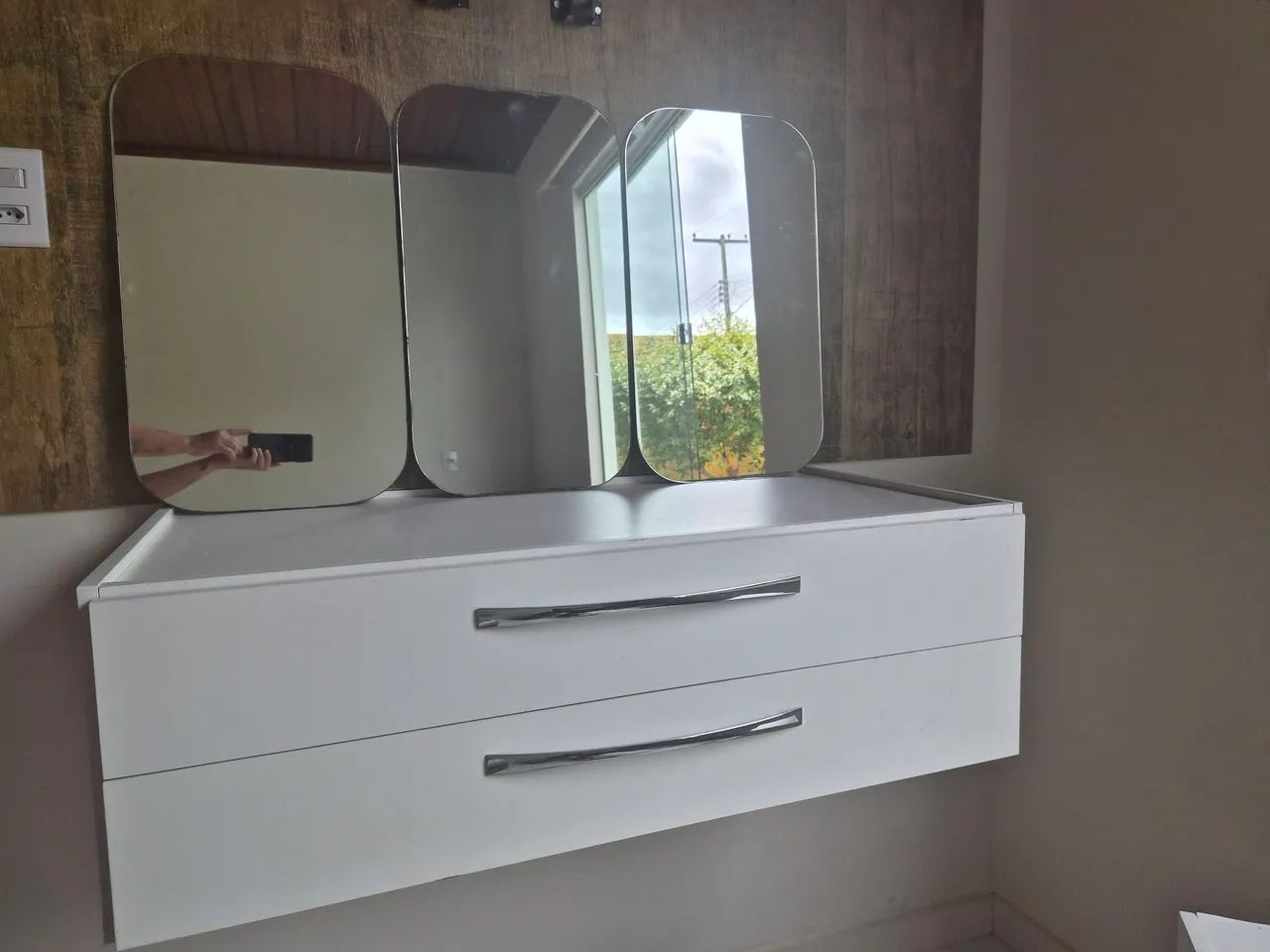 Vendo cômoda de parede com dois espelhos