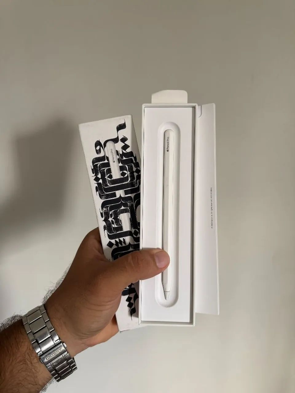 Apple Pencil Pro seminovo com caixa - pequena marca de uso
