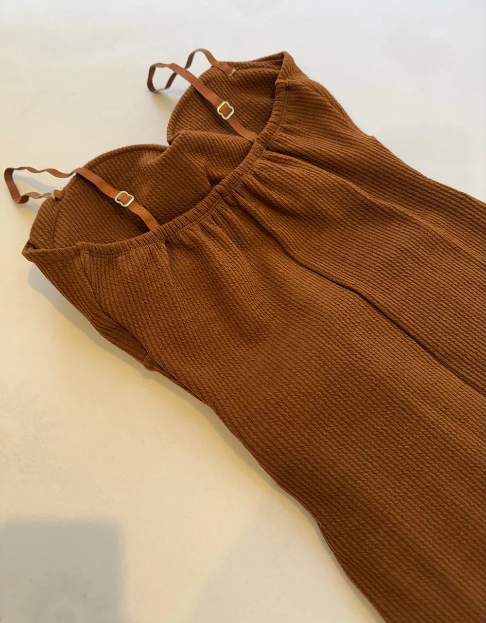 VESTIDO MIDI MARROM CAFÉ DRAPEADO  - Foto 5