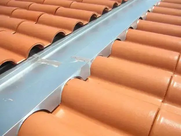 Calhas, Rufos e Pingadeiras sob medida - Foto 3