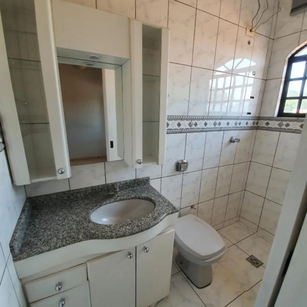 Sobrado com 4 quartos para alugar por R$ 3400.00, 188.00 m2 - ZONA 08 - MARINGA/PR - Foto 11