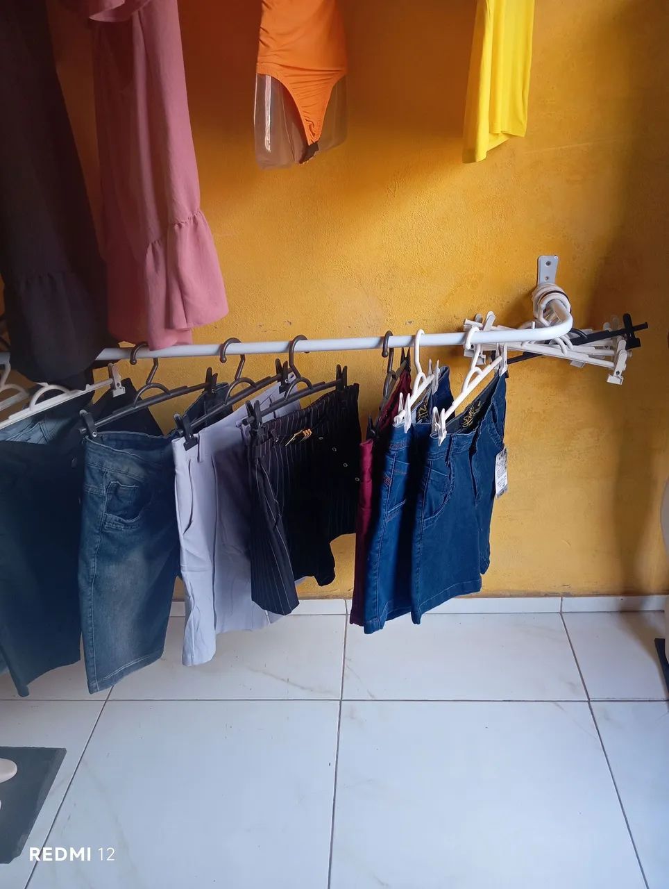 Vestuário e arara 