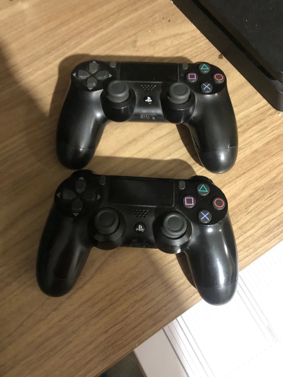 Ps4 slim de 1t com dois controles  - Foto 3