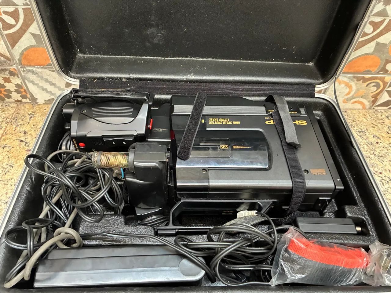 Filmadora Antiga Sharp VL-L80 com maleta