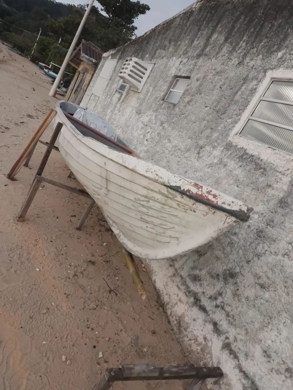 Bote em fibra de vidro e motor