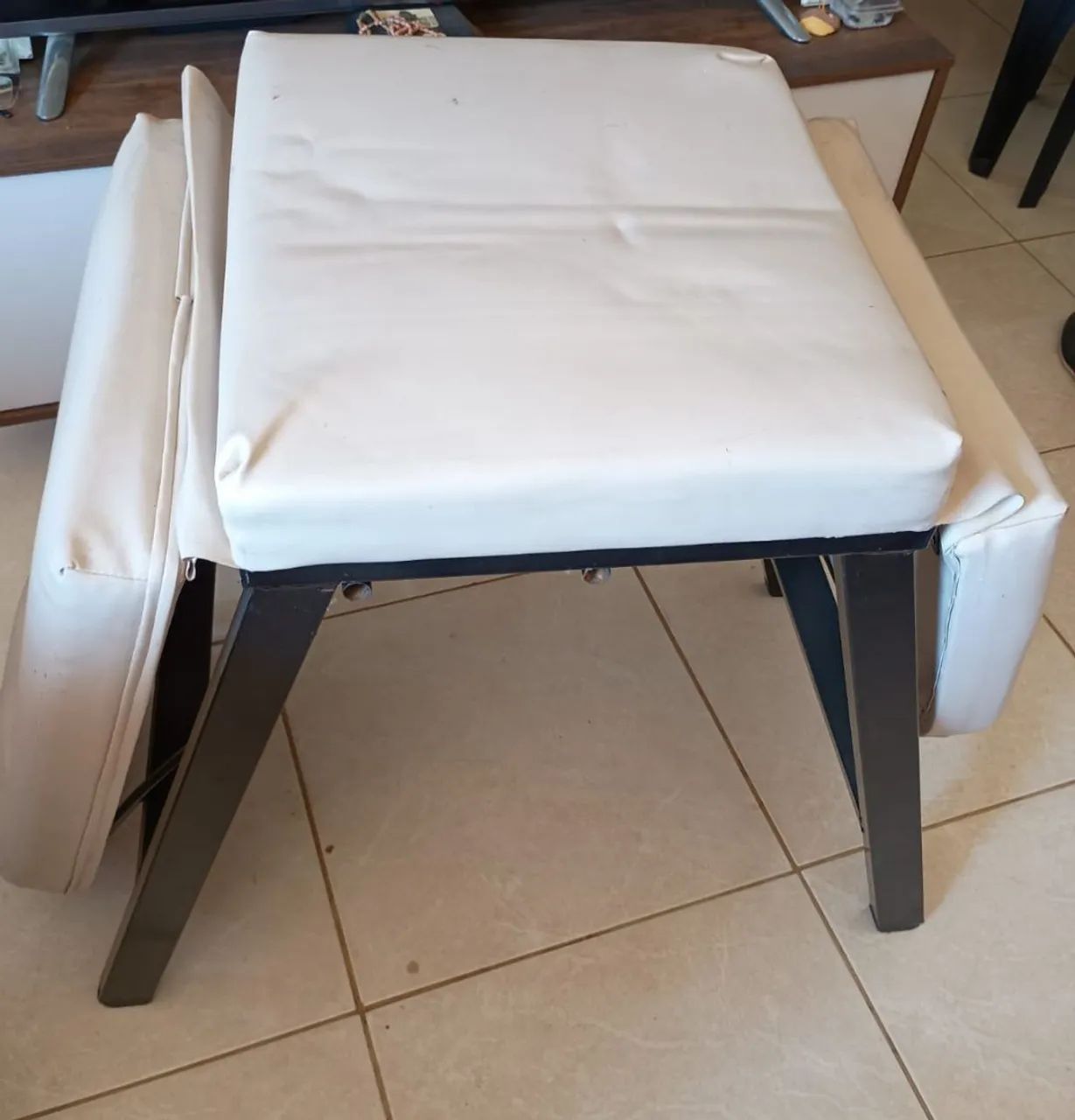 Vendo maca de procedimentos estéticos, com pés e cabeça reguláveis com 4 posições - Foto 3