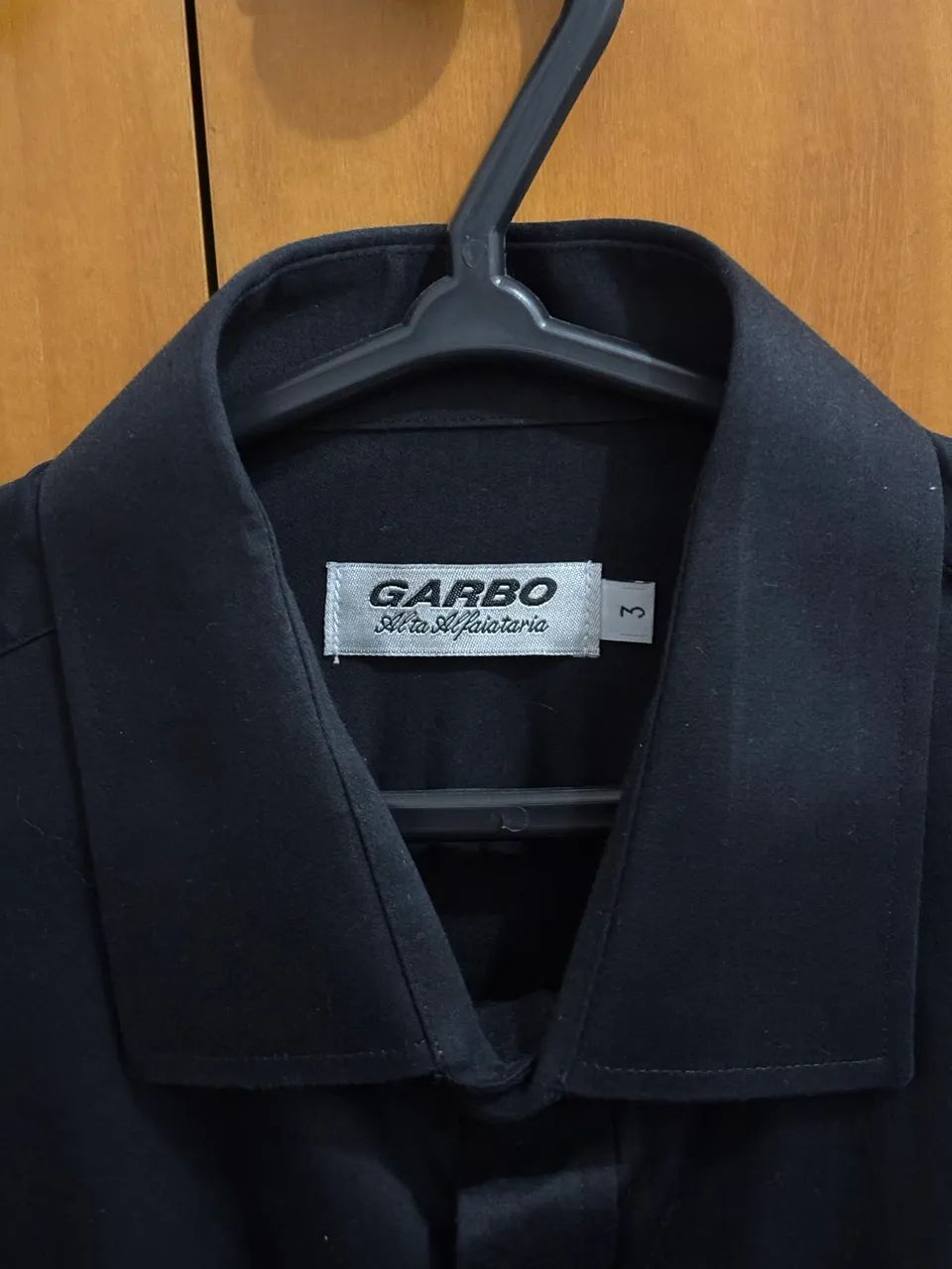 CAMISA ACETINADA PRETA GARBO