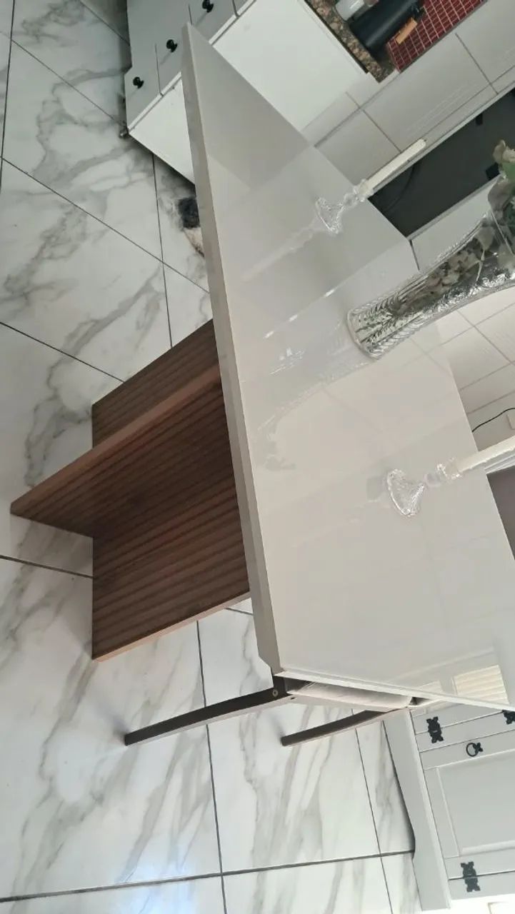 Mesa de jantar retangular com 1,20, de MDF laqueado e vidro, pés em MDF amadeirado. - Foto 4