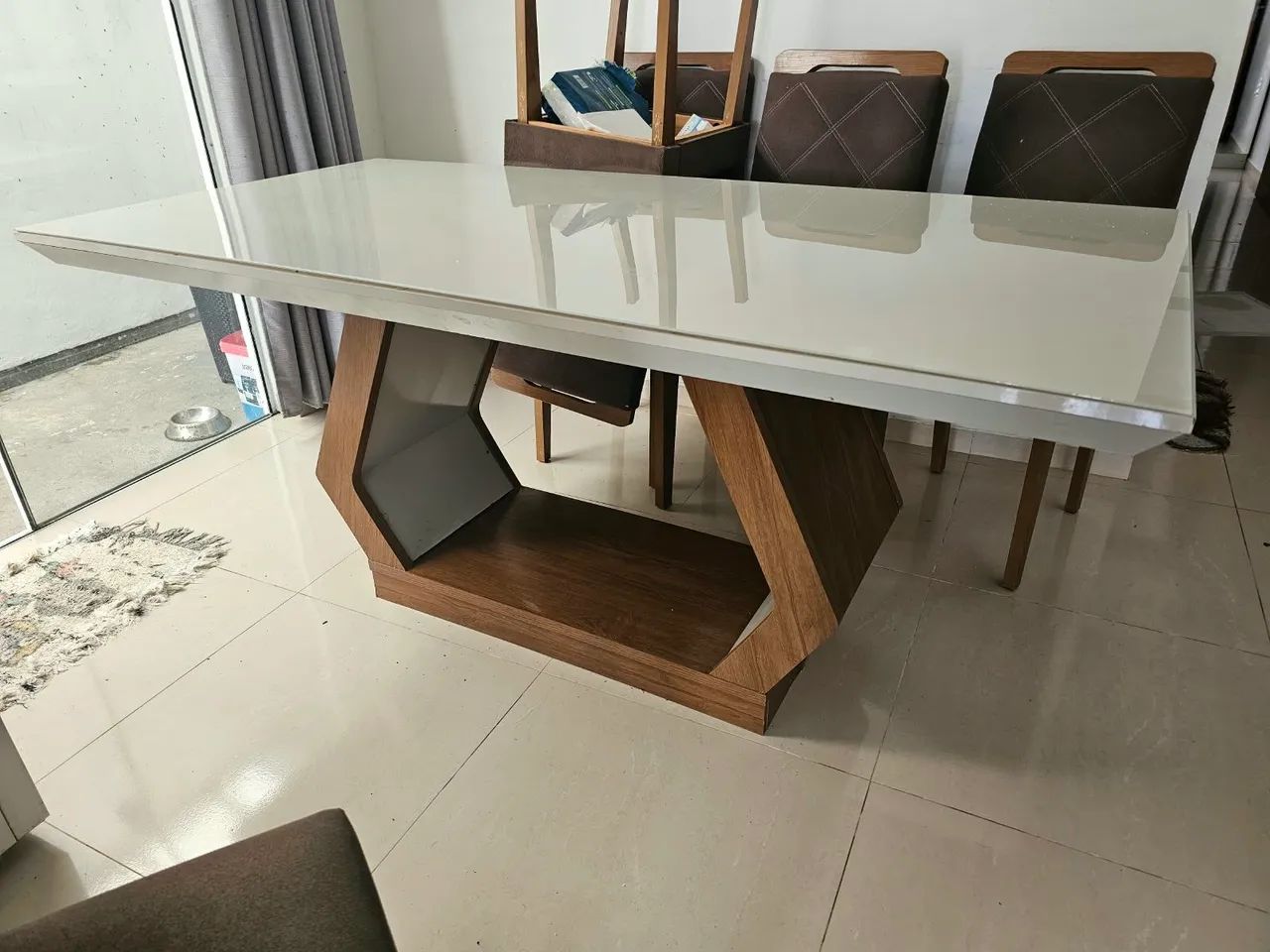 Mesa com cadeiras, cozinha, sala . vidro. Almofada 