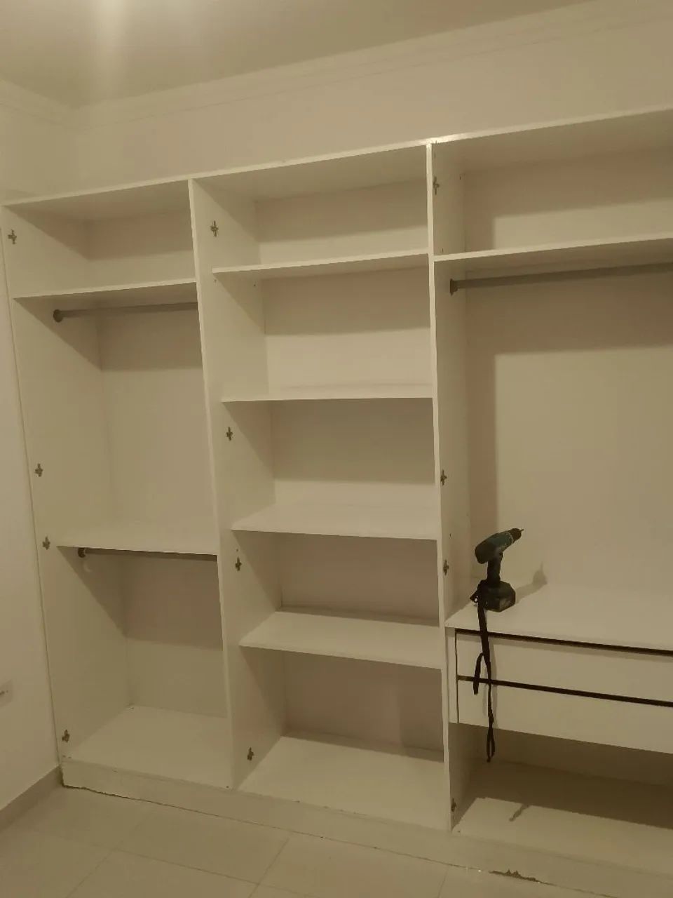 Vendo guarda roupa entrega e montagem grátis  - Foto 2