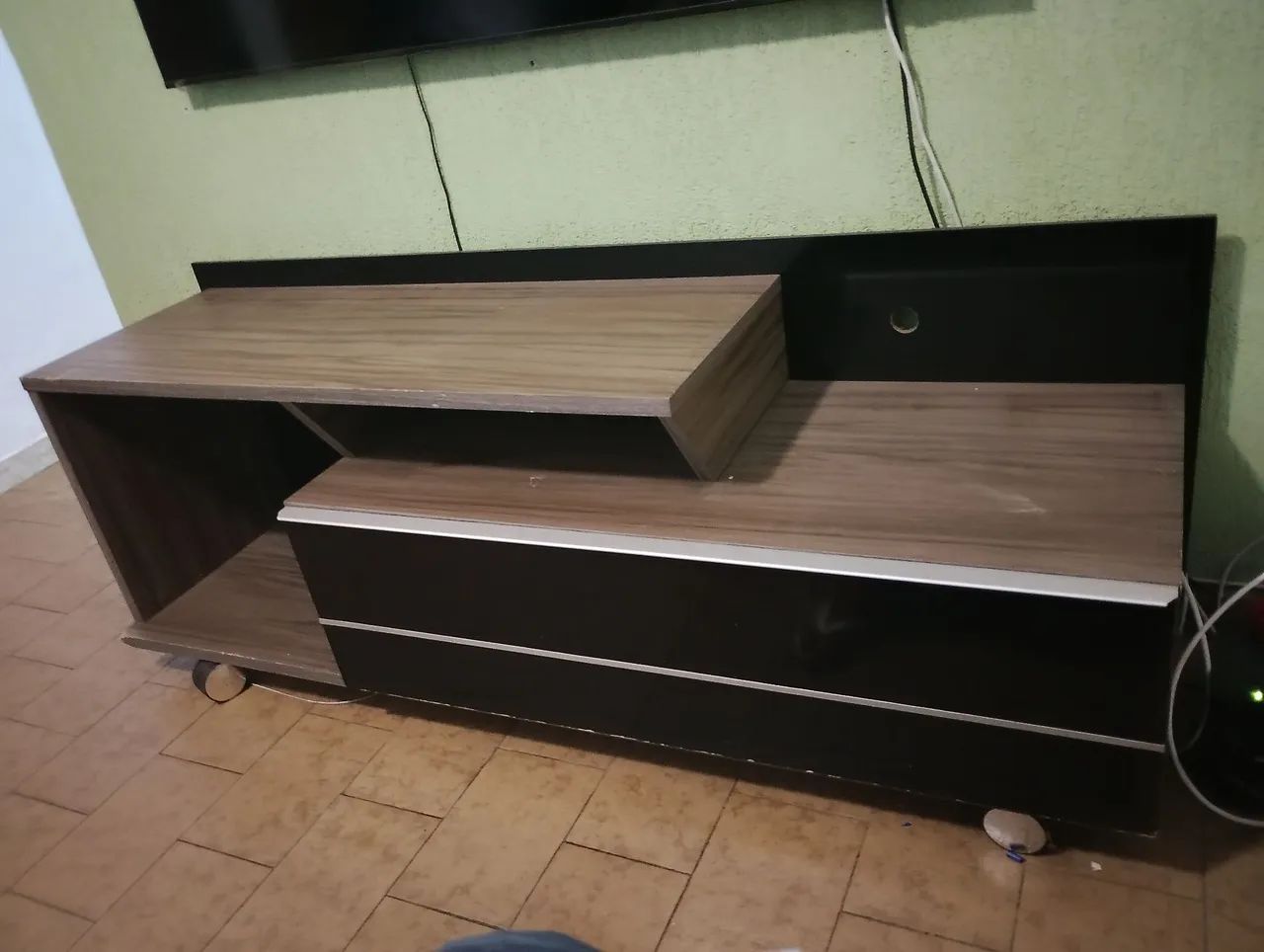 Rack com gaveta e com toque amadeirado na cor tabaco e preto  - Foto 5