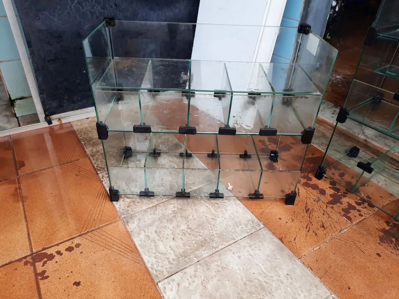 Vende- se 2 balcãos pequenos de vidro por 300,00 - Foto 2