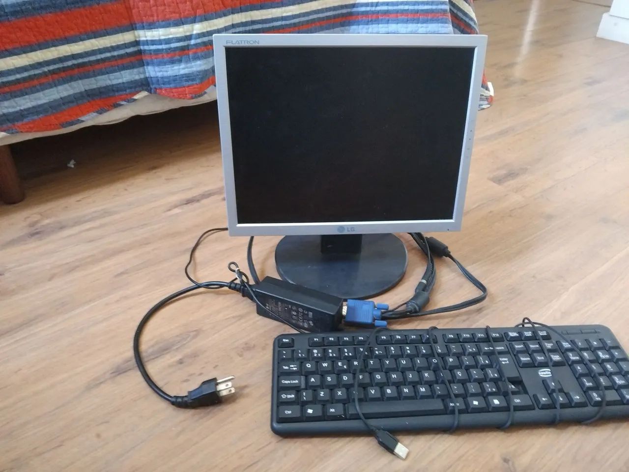 Monitor LG e teclado. - Foto 3
