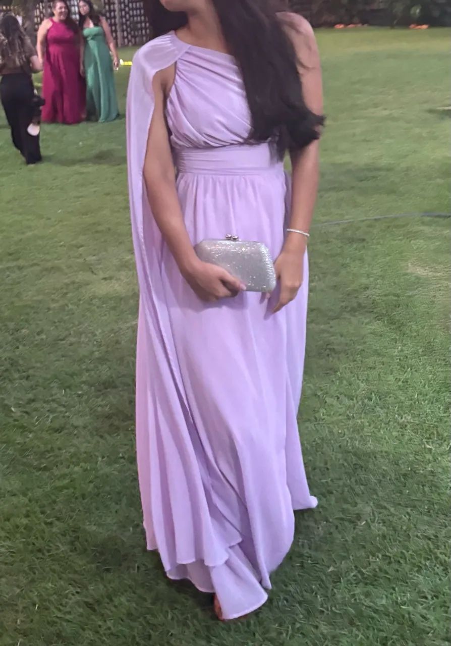 Vestido lavanda/lilás com capa