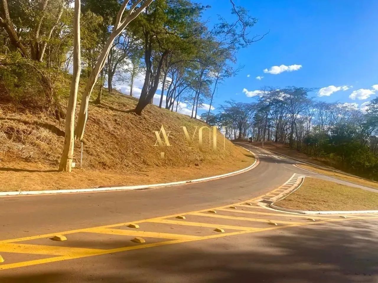 Lote de esquina,com a melhor posição solar do condomínio Aldeia do Vale. - Foto 6
