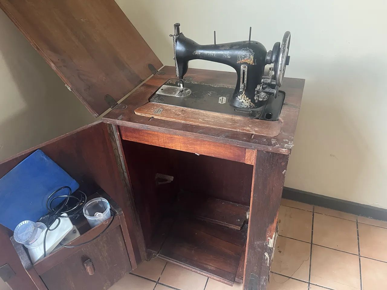 Vendo Máquina de costura antiga - Foto 2