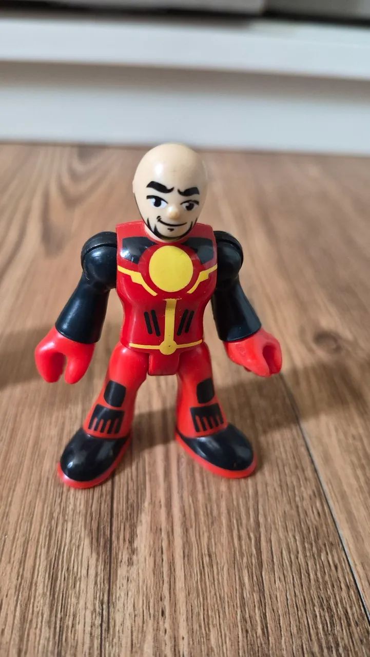 Bonecos articulados Imaginext 2 com acessórioss  - Foto 5