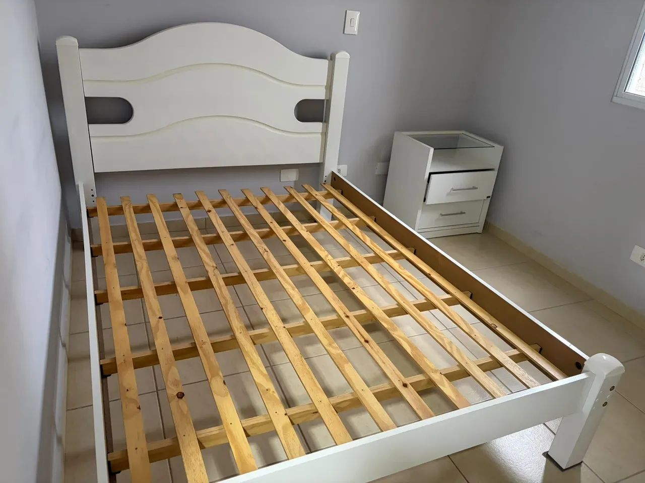 Cama de casal completa + colchão + mesa lateral - excelente estado - Foto 4