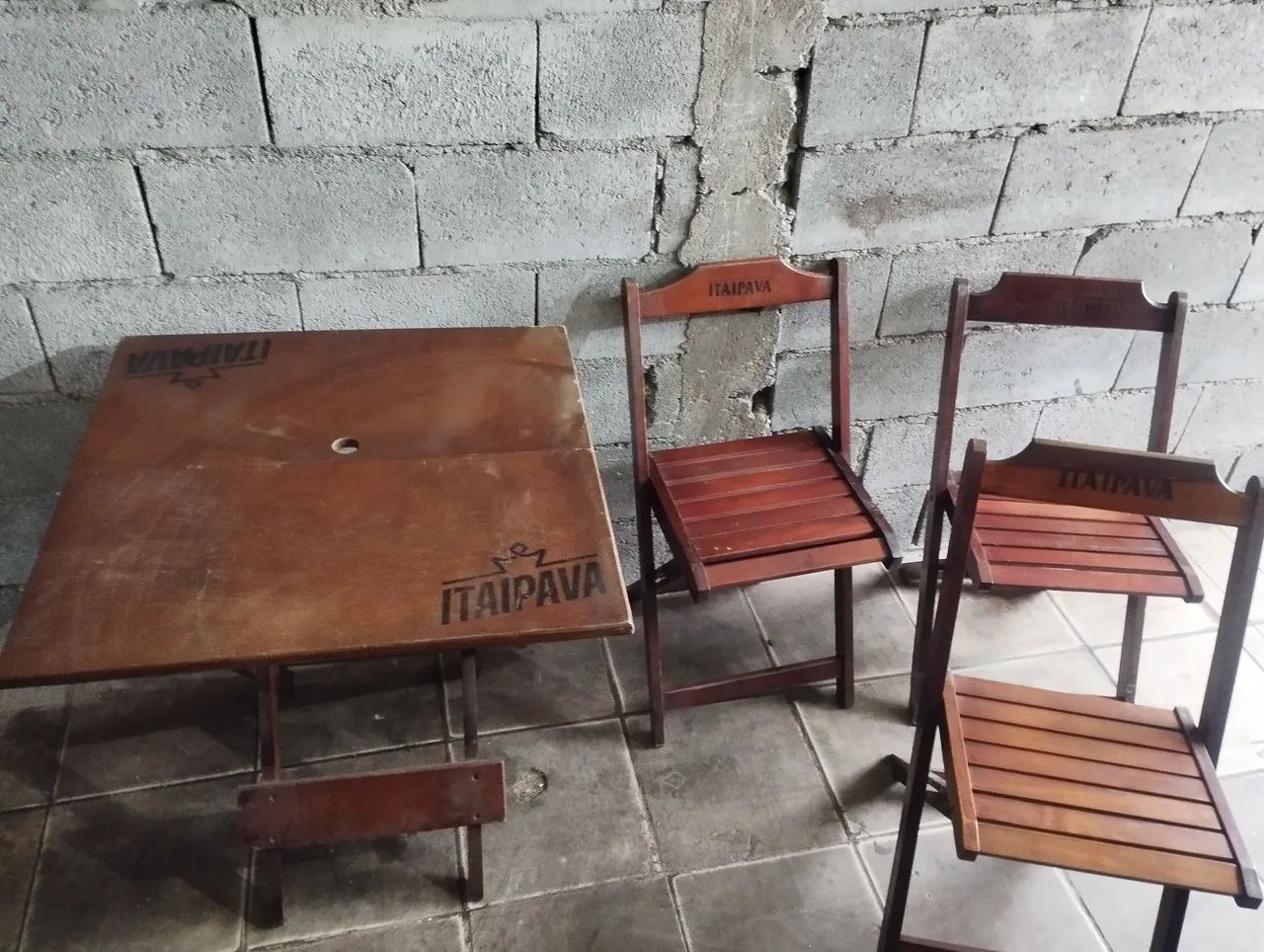 Mesa e cadeiras dobráveis 