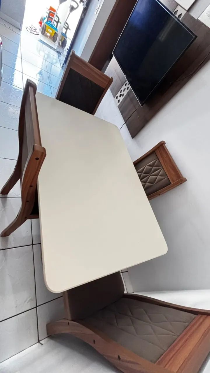 Mesa com 04 cadeiras bem conservada. - Foto 2