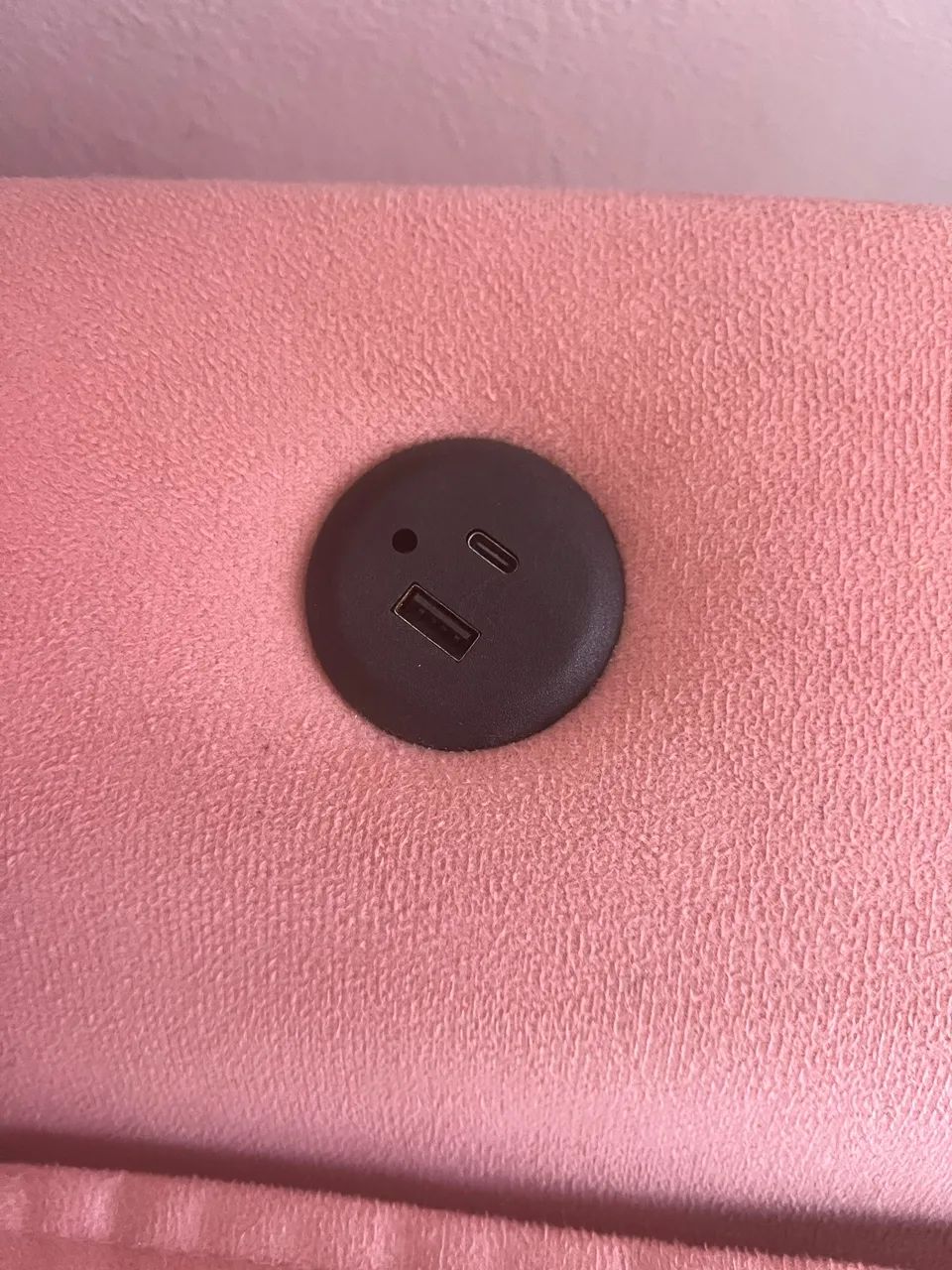 Sofá rosa 2,30m retrátil com carregador e porta copos - Foto 3