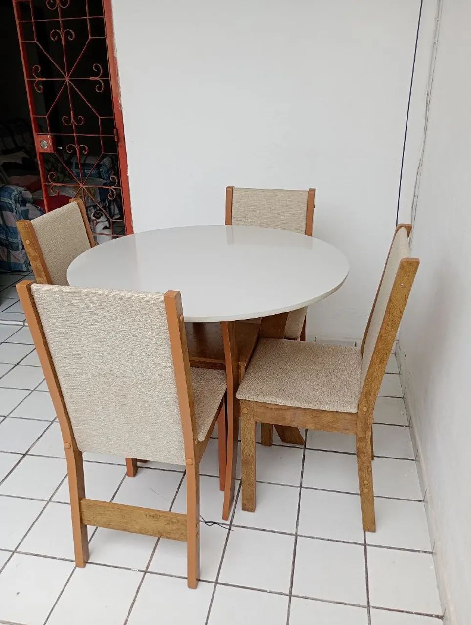Mesa de jantar com 4 cadeiras 