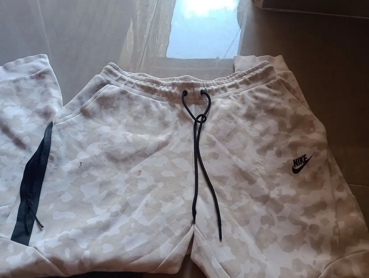 Calça moletom Nike com avaria