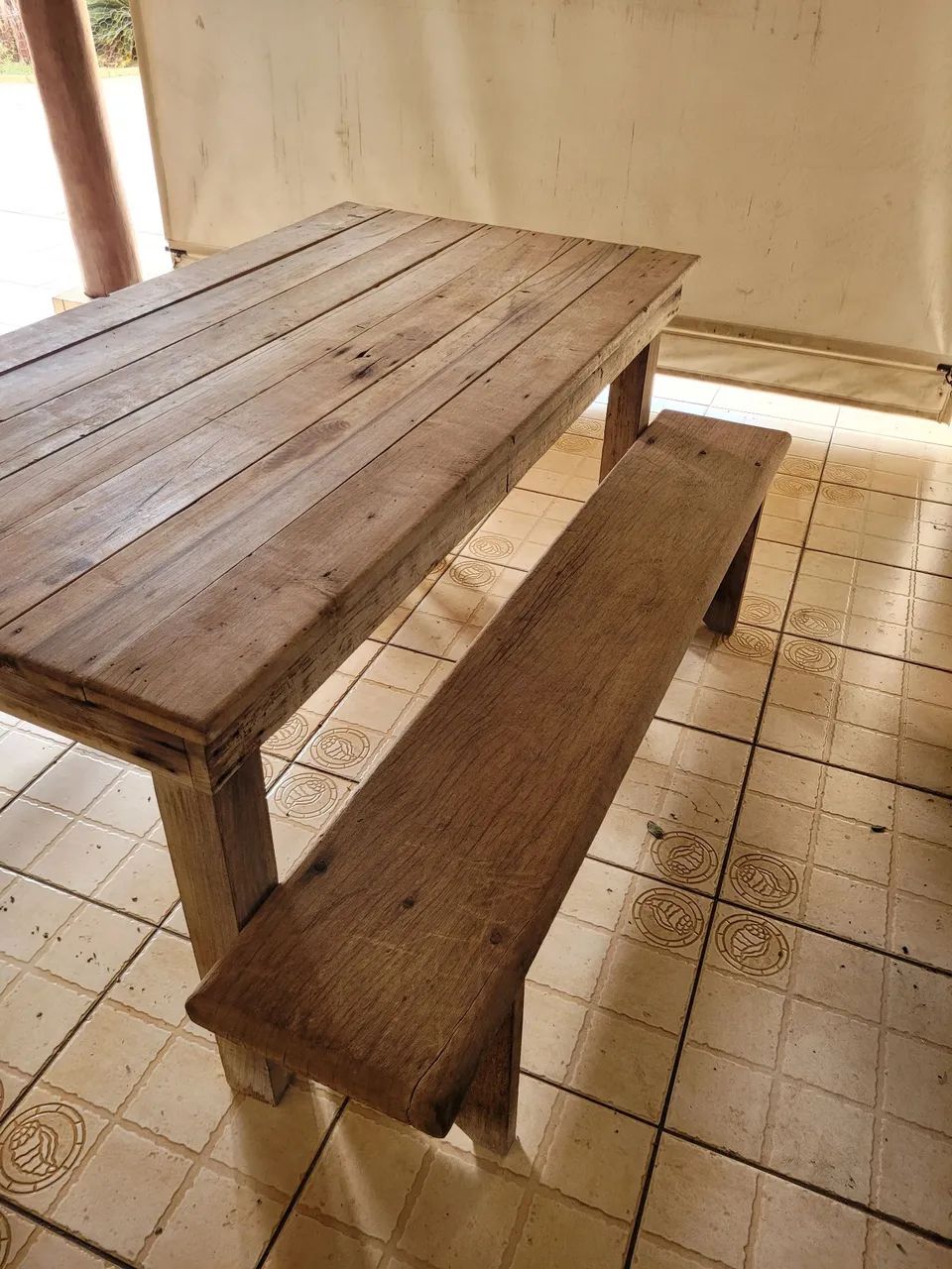 Mesa de madeira e bancos de madeira usada maciça  - Foto 2