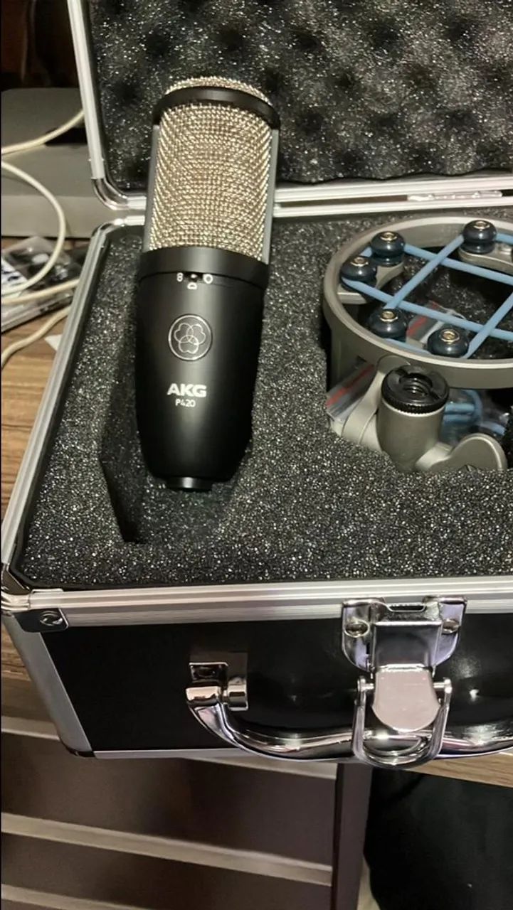 MICROFONE AKG P420 - SEMINOVO COM CASE