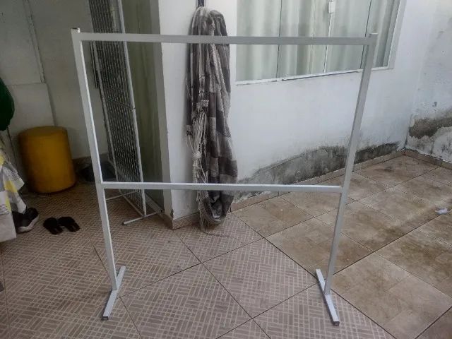 Arara de roupas em metalom e tinta automotiva