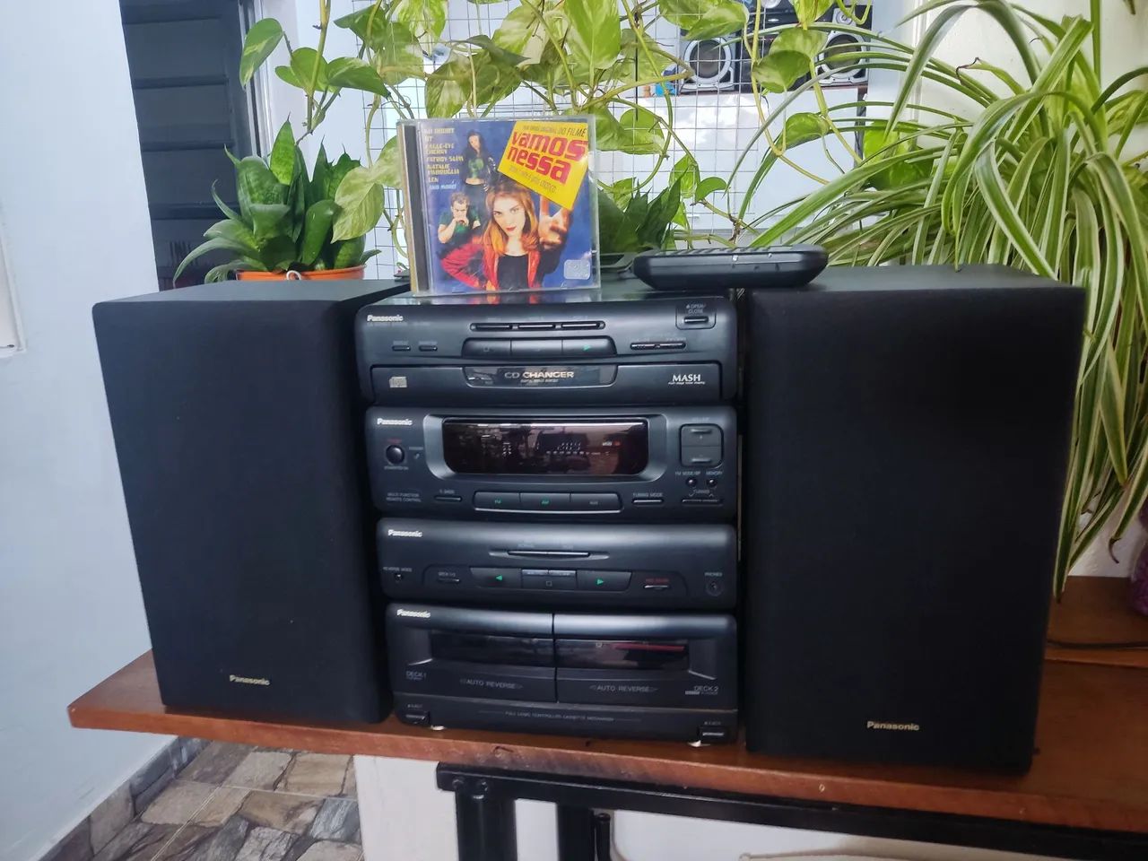 Fica um system Panasonic antigo<br>CD STEREO SYSTEM<br><br>SA-CH52 