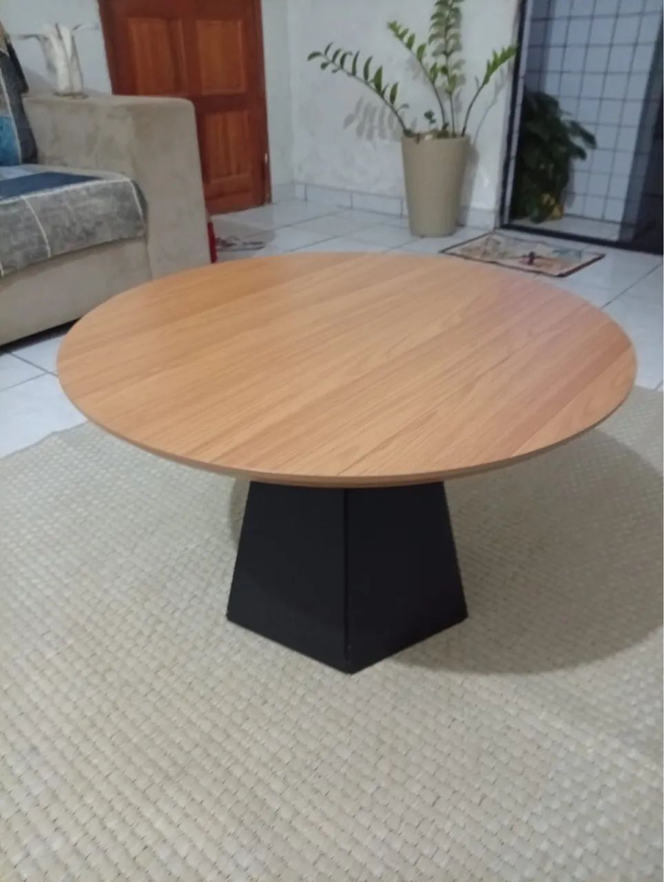 Mesa de Centro Redonda Moderna - Tampo Amadeirado e Base Negra (Excelente Estado) - Foto 3