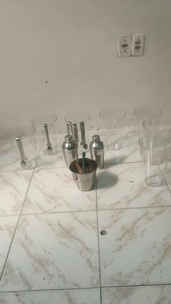 Kit coqueteleira e vasilhas acrílicas.
