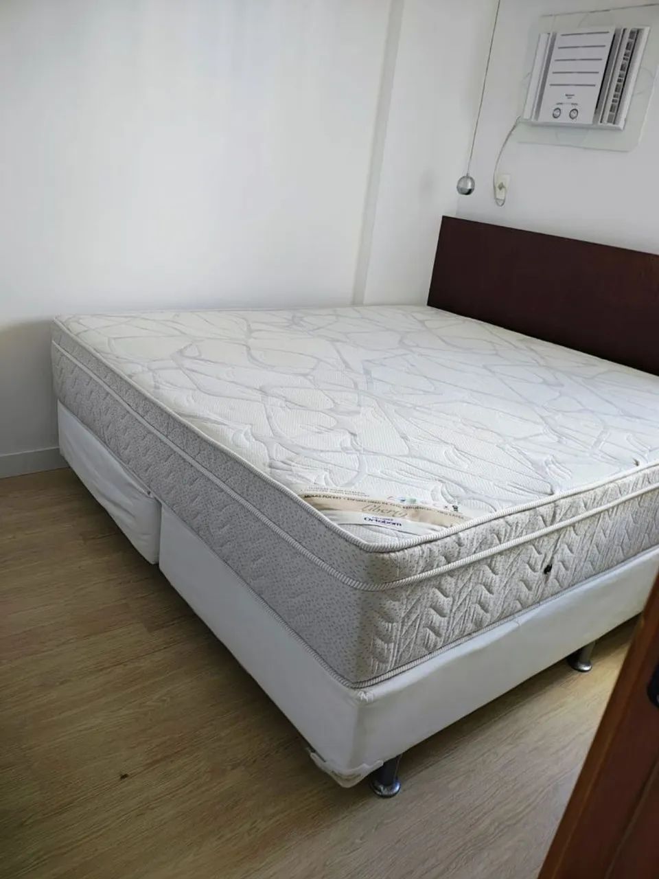 Cama King com colchão Ortobom Liberty
