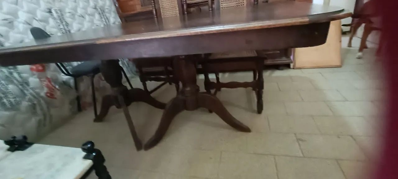  Conjunto mesa de jantar com 6 cadeiras.em madeira. Móveis antigos.