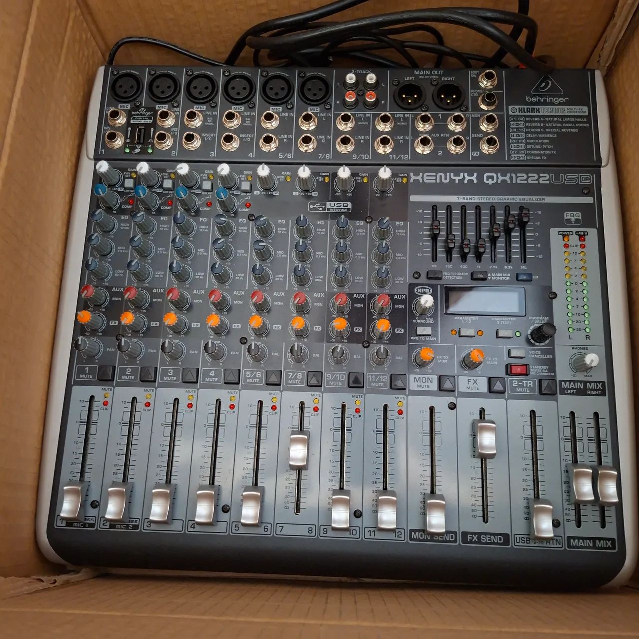 Mesa de som behringer novíssima 