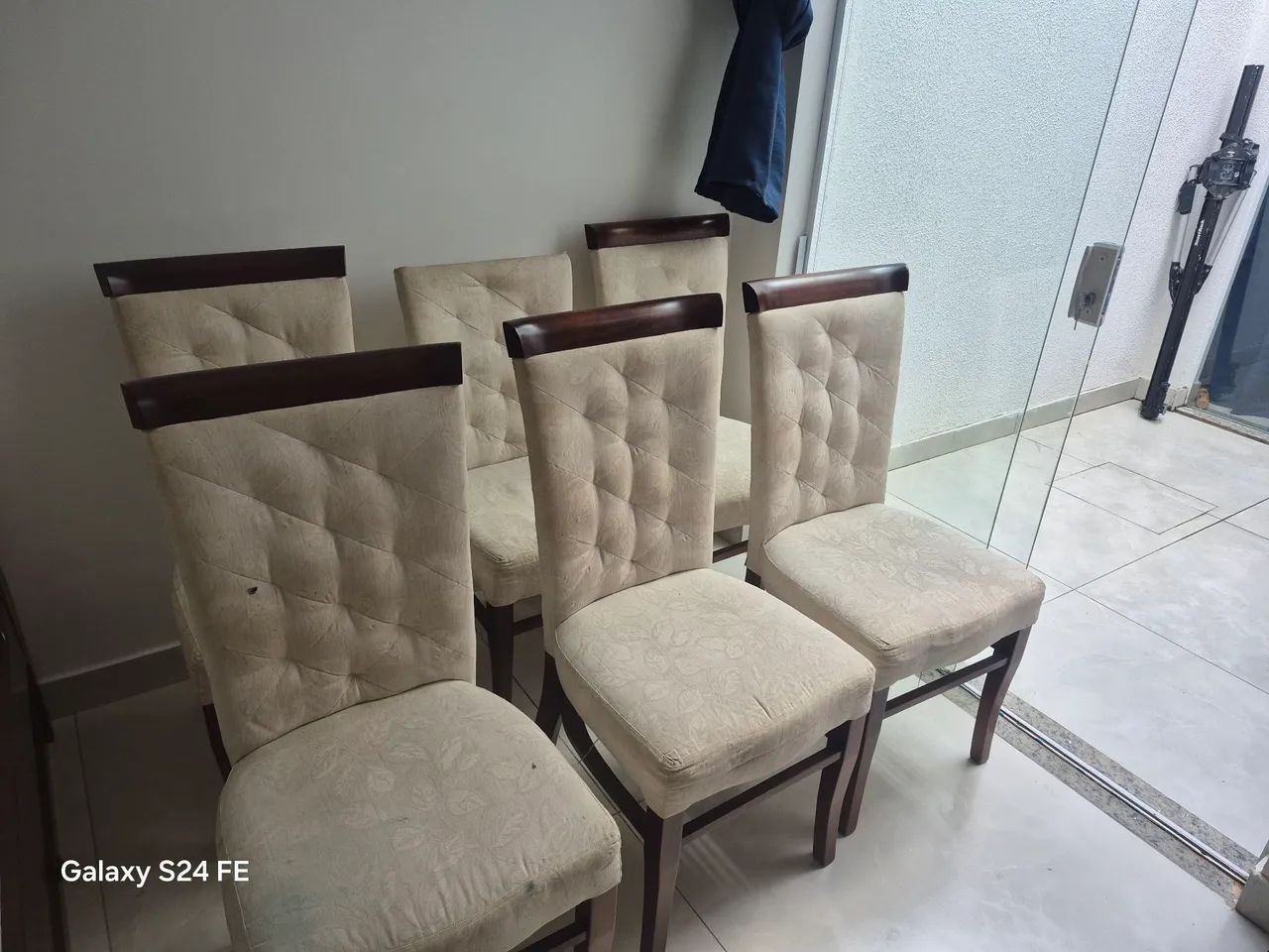 Conjunto de mesa com 6 cadeiras. - Foto 2