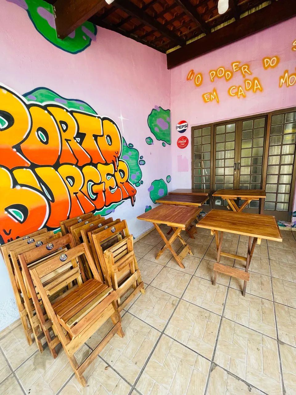 JOGO DE MESAS E CADEIRAS DE MADEIRA
