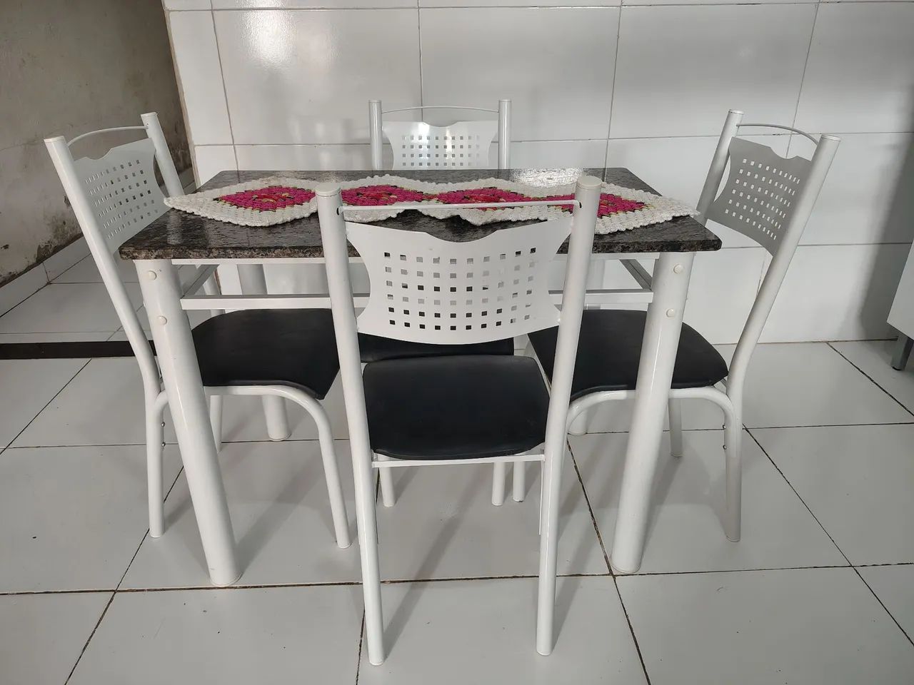 Mesa de Jantar 4 Cadeiras Retangular Aço Tampo Granito Poeme Ciplafe